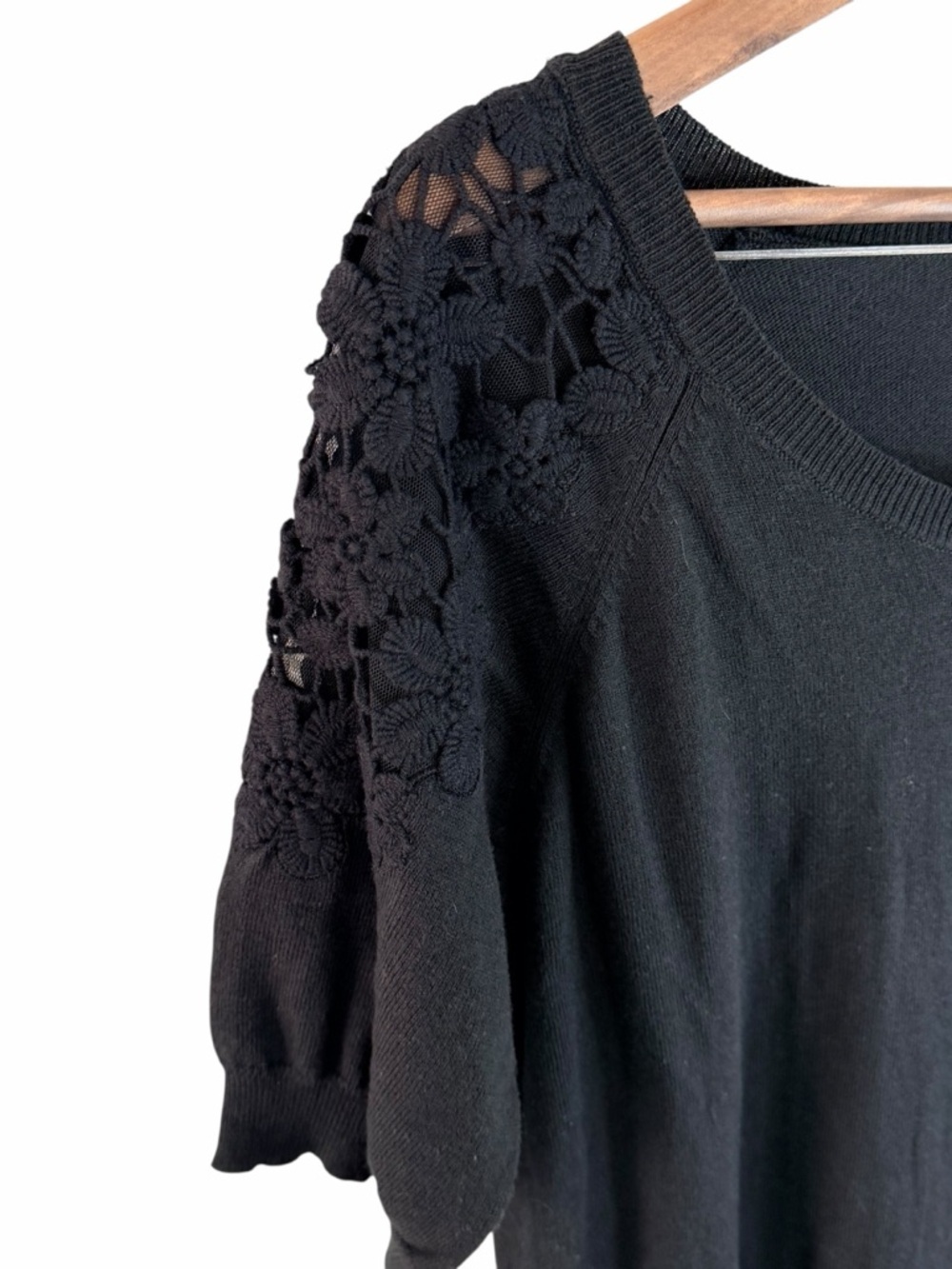 Jaclyn Smith Collection Black Floral Lace Sleeve Knit top M - Picture 4 of 6